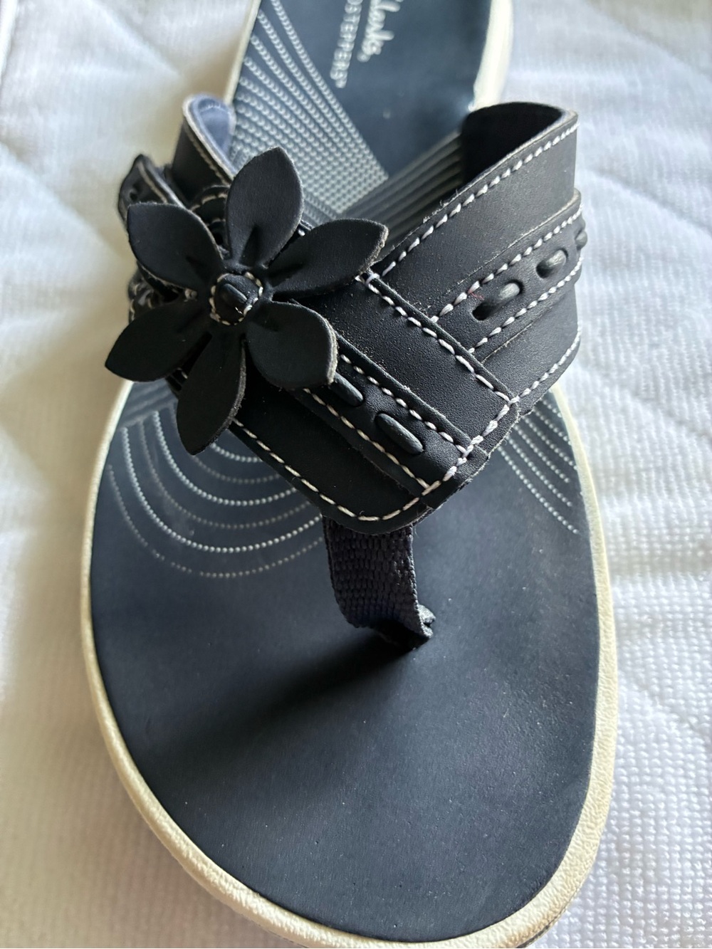 Clarks Black Floral Cloudsteppers Women's Thong Sandals - Picture 3 of 4
